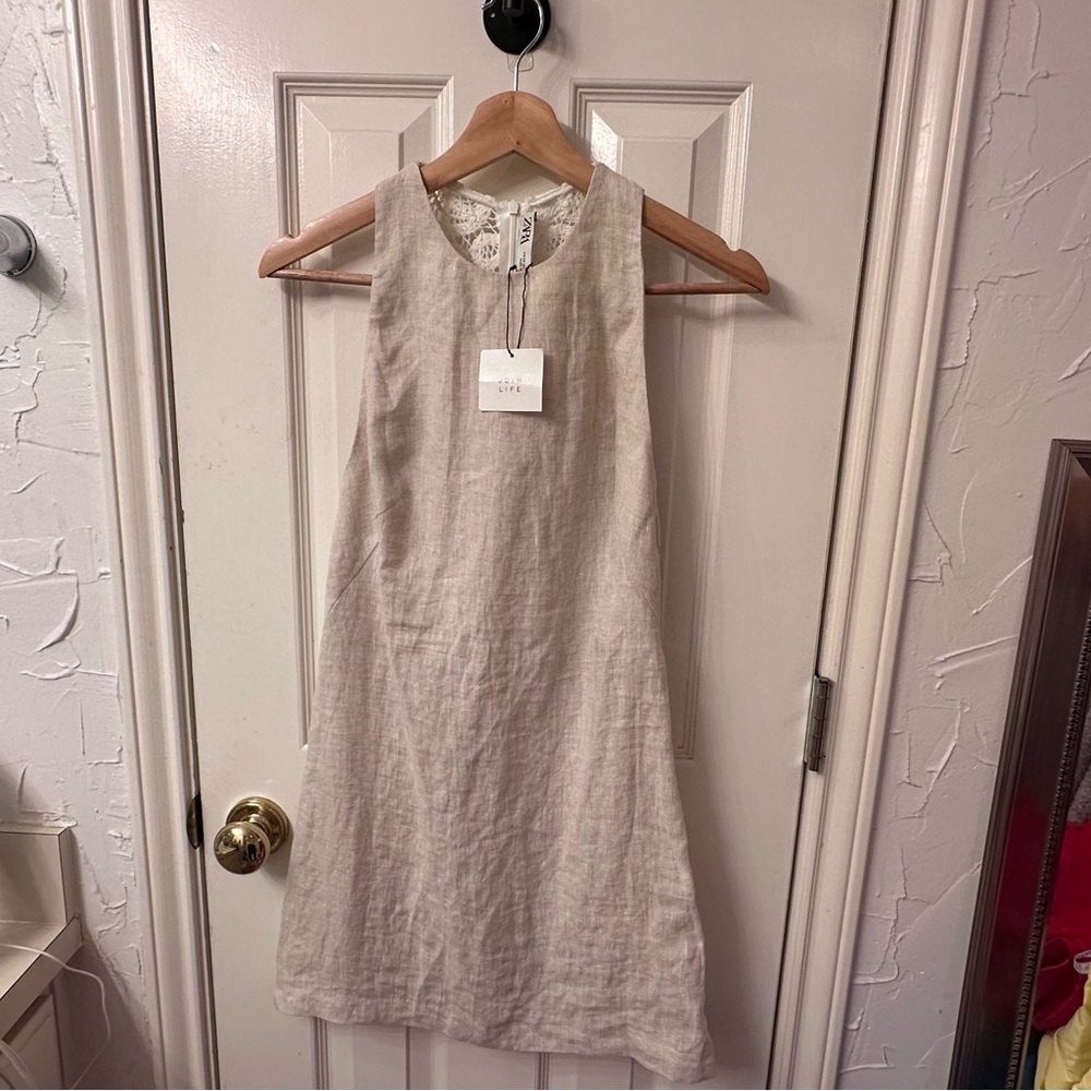 Zara linen dress
Beautiful lace detailing on the back
Brand new